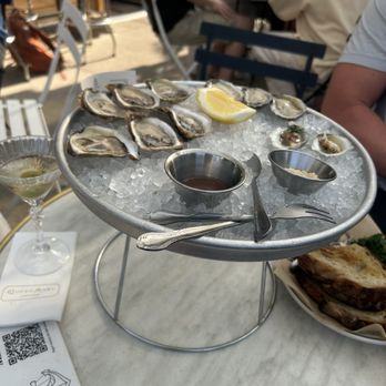 Queen Mary Tavern - Oysters - Cocktail Bars Near Me - Chicago, Illinois Queen Mary Tavern - Oysters - Cocktail Bars Near Me - Chicago, Illinois