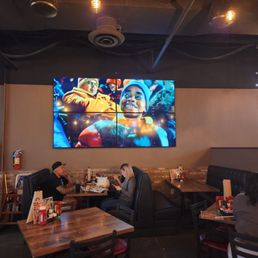 Loads of TVs Great for game night Loads of TVs Great for game night