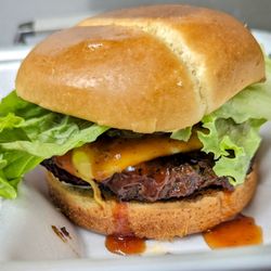 CARR B QUE'S - Hand Patty Cheeseburger