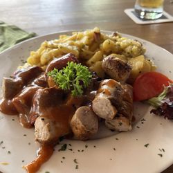 Bierengel & Unterhaus - 2Currywürste (1x Rind, 1x Brat) mit hausgemachtem Kartoffelsalat