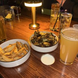 One of my favorite late night spots in columbia, always great to sit by the bar and eat some oysters and fries
