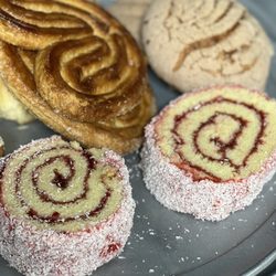 Panaderia La Fama - Sweet breads and rolls.