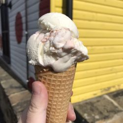 G & T's Ice Cream Parlour - Raspberry and marshmallow