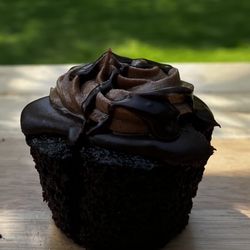 Sweet Thang Boutique Cakery - Midnight Train to Georgia (Sea Salt Dark Chocolate Ganache)