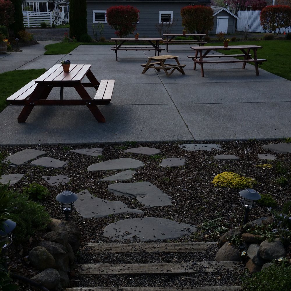 RoxyAnn Winery - Courtyard picnic area - Wineries Near Me - Medford, Oregon RoxyAnn Winery - Courtyard picnic area - Wineries Near Me - Medford, Oregon