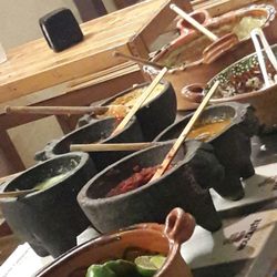 Barra de salsas, guacamole y acompañantes