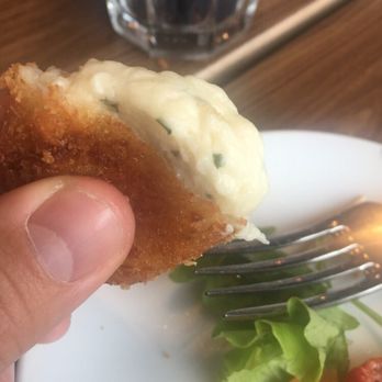 The Living Room - Cheese oozing out of Crispy Goat Cheese - Modern European Near Me - Den Haag, ZH