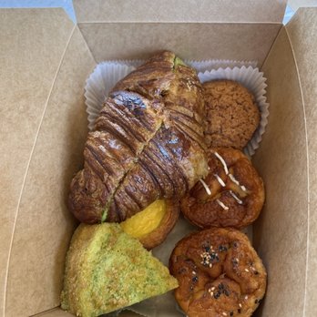 CA Bakehouse - kaya croissant, choux (black sesame, hojicha), mochi cake (original, guava), banh bo honeycomb cake, egg tart - Bakeries Near Me - San Jose, California