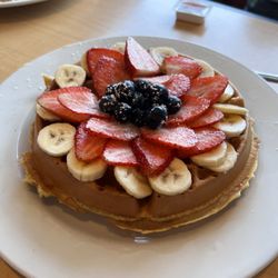 Nan's Cafe - Waffle with fruit