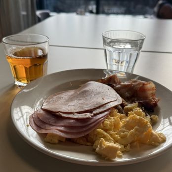 Hampton by Hilton Antwerp Central Station - Breakfast with a view of the train station - Hotels Near Me - Antwerp, VAN