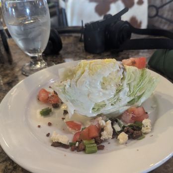 Horseshoe Lounge at Harris Ranch - Cocktail Bars Near Me - Coalinga, California