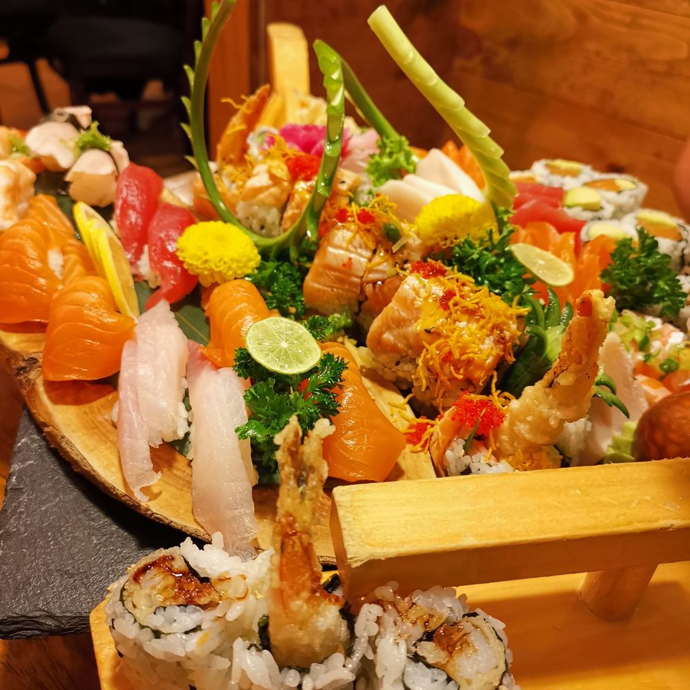 Kaikaki Japanese Restaurant - Sushi, sashimi and maki boat - Japanese Near Me - Toronto, Ontario