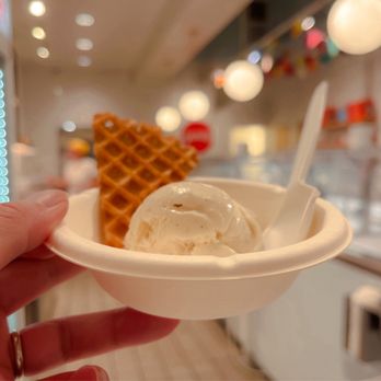 Jeni's Splendid Ice Creams - Honey Vanilla Bean (Small) - Ice Cream & Frozen Yogurt Near Me - Dallas, Texas Jeni's Splendid Ice Creams - Honey Vanilla Bean (Small) - Ice Cream & Frozen Yogurt Near Me - Dallas, Texas