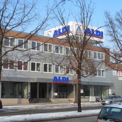 Aldi - Von außen. Das riesige Schild kann man sogar von der S-Bahn Station sehen.