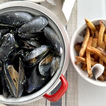 Bistro Eloise - French Restaurant - Mussels & fries - French Near Me - Elmhurst, New York Bistro Eloise - French Restaurant - Mussels & fries - French Near Me - Elmhurst, New York