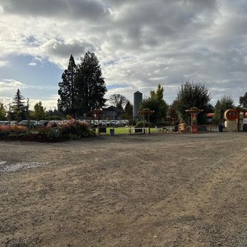 Bauman's Farm and Garden - Parking lot and entrance - Fruits & Veggies Near Me - Gervais, Oregon