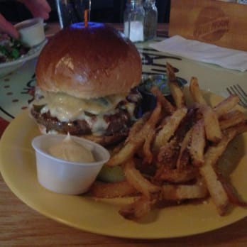 Oscar's Pub & Grill - Big O - New American Near Me - Milwaukee, Wisconsin