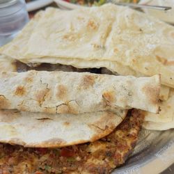 Aspava Şöhretler Restaurant - Patlıcanlı Lahmacun ve Döner