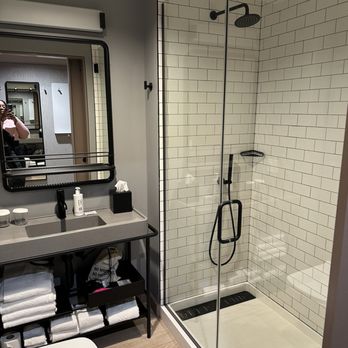 Moxy Charlotte Downtown - Hotels Near Me - Charlotte, North Carolina