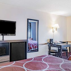 Super 8 by Wyndham Danville - Guest room