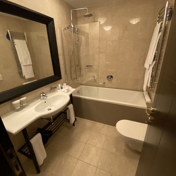 Radisson Blu Hotel Prague - Bathroom - Hotels Near Me - Prague, Puerto Rico