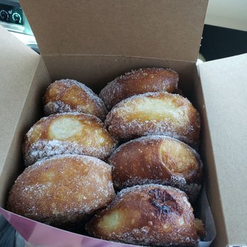 Leonard's Bakery Malasadamobile - 6 plus 1 chocolate - Food Trucks Near Me - Honolulu, Hawaii