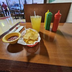Los 3 Garcia Taqueria - Chips and salsa for a start. Washed it down with a freah pineapple water.