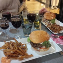 L'Escale - Hamburger spécial (chèvre cette semaine) + frites maison et hamburger montagnard !