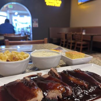 Hambone's BBQ Smokehouse - Brisket dinner with garlic mash, Macaroni & Cheese with Corn Bread - Barbeque Near Me - Bellflower, California Hambone's BBQ Smokehouse - Brisket dinner with garlic mash, Macaroni & Cheese with Corn Bread - Barbeque Near Me - Bellflower, California