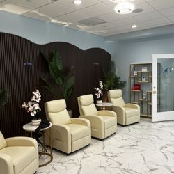 IV Ocean Therapy - Choose from any of our comfortable lounge massage chairs