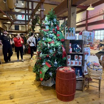 Yankee Candle - The General Store - Candle Stores Near Me - South Deerfield, Massachusetts