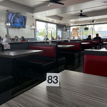 Perry’s Place - Nice dining room - Breakfast & Brunch Near Me - Anaheim, California