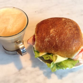 Gateau - Cappuccino och fralla med ost och skinka - Bakeries Near Me - Enskede, Alberta