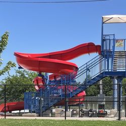 Eagle Harbor Aquatic Center - Slides and pool entertainment
