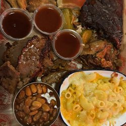 Smokin Bones - Platter with baked beans and mac n' cheese