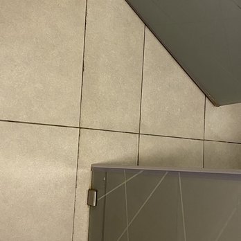 City Express Plus - Dirty bathroom floor - moldy and rusty - Hotels Near Me - Ensenada, BCN