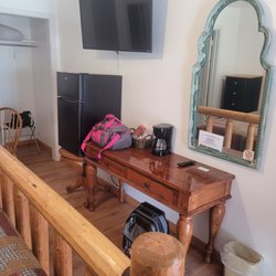 The Dunsmuir Lodge - Small fridge & coffee maker
