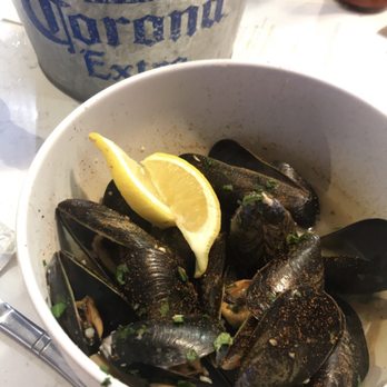The Oyster Bar - Steamed mussels with white wine - Bars Near Me - Stateline, Nevada