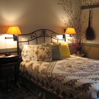 Lakeside Estates Bed & Breakfast - The Laurel Room - Bed & Breakfast Near Me - East Otis, Massachusetts Lakeside Estates Bed & Breakfast - The Laurel Room - Bed & Breakfast Near Me - East Otis, Massachusetts