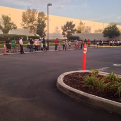 Quiksilver Distribution Center - Line as I arrived
