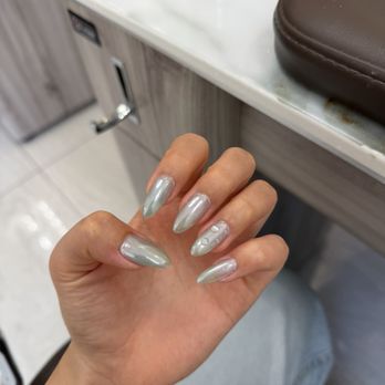 Natural Nail & Spa - chrome nails with raindrop design on ring finger - Waxing Near Me - Studio City, California Natural Nail & Spa - chrome nails with raindrop design on ring finger - Waxing Near Me - Studio City, California