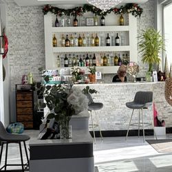 VN Nails and Spa - The front bar