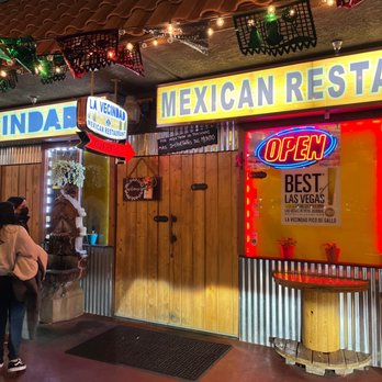 LA VECINDAD - I hear it's amazing. Waiting in the cold. - Tacos Near Me - Las Vegas, Nevada LA VECINDAD - I hear it's amazing. Waiting in the cold. - Tacos Near Me - Las Vegas, Nevada