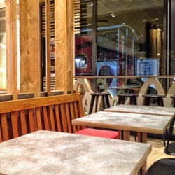 McDonald's - Interno - area panche