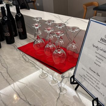 Hilton Minneapolis/Bloomington - Executive lounge beer and wine - Hotels Near Me - Bloomington, Minnesota