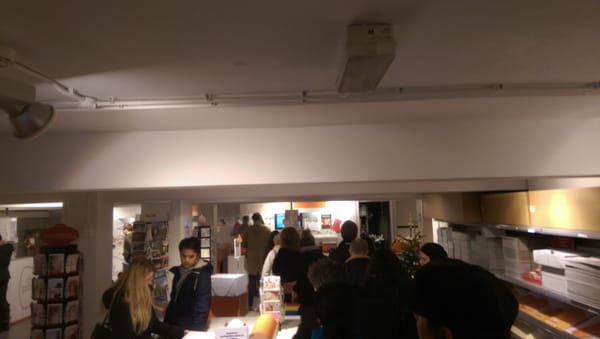 Photo of Postkantoor - Amsterdam, NH, NL. Altijd 'gezellig' druk hier