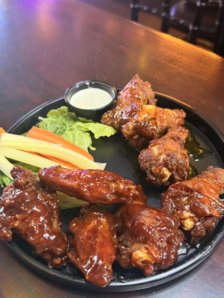 Wings & Burgers To Go Logo