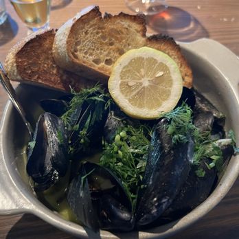 Bentwood Tavern - Mussels - New American Near Me - New Buffalo, Michigan