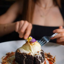 Une bouchée de plus... ou un autre dessert? 

One more bite... or one more dessert?