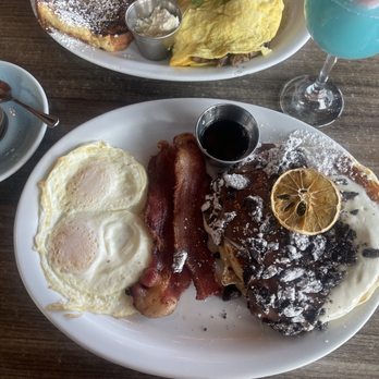 Bistro Cafe - Revuelto Clásico / Classic Scrambled - Breakfast & Brunch Near Me - Miami, Florida Bistro Cafe - Revuelto Clásico / Classic Scrambled - Breakfast & Brunch Near Me - Miami, Florida